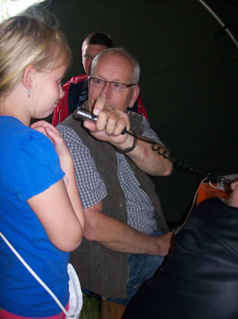 Henk PD0EDB in qso met de kids.
